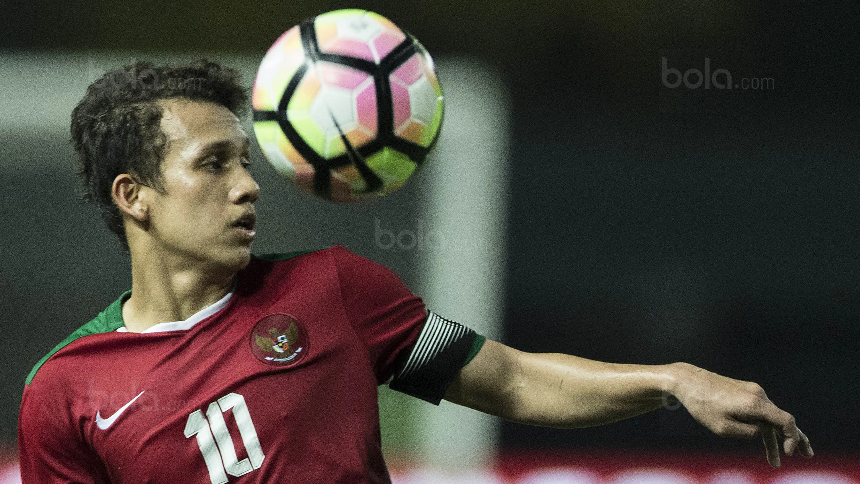 Gelandang Timnas Indonesia U-19, Egy Maulana Vikri, berusaha mengontrol bola saat melawan Kamboja U-19 pada laga persahabatan di Stadion Patriot, Bekasi, Rabu (4/10/2017). Indonesia menang 2-0 atas Kamboja. (Bola.com/Vitalis Yogi Trisna)