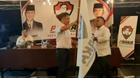 Ketua Umum Praka, Osco Olfriady Letunggamu (kiri), menyerahkan Pataka Praka kepada Ketua Praka Kepulauan Riau, Yoni Fathoni, dalam pengukuhan Praka Kepulauan Riau di Batam. Foto: liputan6.com/ajang nurdin