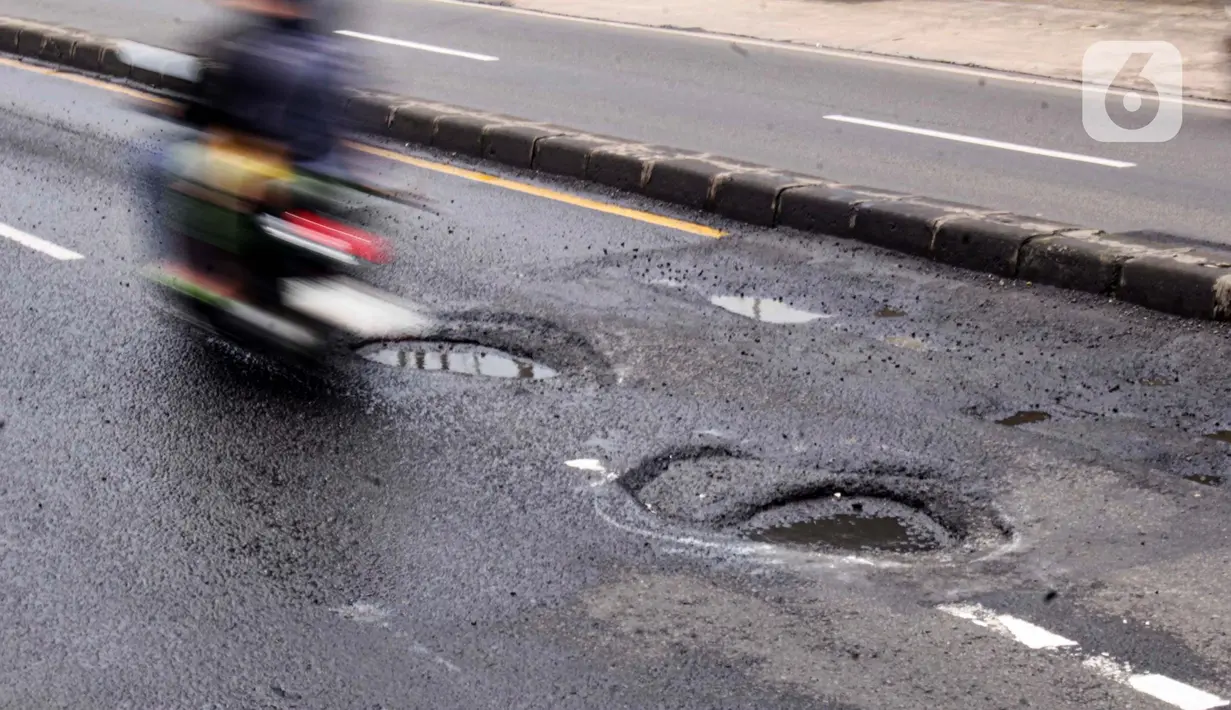 Jalan raya yang menjadi salah satu akses utama ini menjadi perhatian serius bagi warga sekitar dan pengendara yang melintasi area tersebut. (Magang/Liputan6.com/Muhammad Rizal)