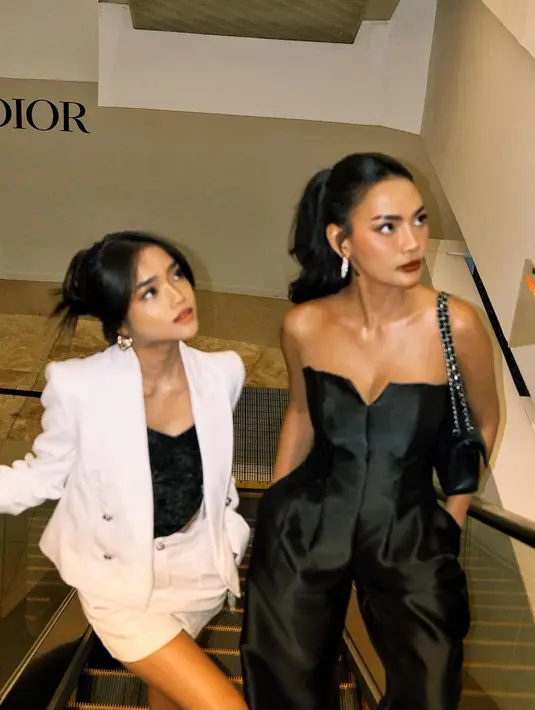 <p>Erika Carlina memperlakukan Fuji bak adiknya sendiri. Di sini, Erika Carlina tampil chic mengenakan atasan tanpa tali yang serasi dengan celana panjangnya yang berwarna hitam. Sedangkan Fuji mengenakan tank top hitam yang ditumpuk dengan setelan blazer dan celana pendek putih. [Foto: Instagram/fuji_an]</p>