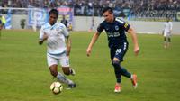 Pavel Purishkin (kanan), tak cukup baik buat PSIS. (Bola.com/Ronald Seger Prabowo)