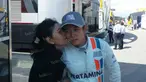 Pebalap Manor Racing asal Indonesia, Rio Haryanto, disambut ciuman sang bunda, Indah Pennywati, setelah balapan F1 GP Spanyol di Sirkuit Catalunya, Spanyol, Minggu (15/5/2016). (Bola.com/Reza Khomaini)