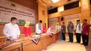Direktur Kredit UMK & Usaha Syariah Bank DKI Babay Parid Wazdi dan Kadis Kesehatan DKI Jakarta, Widyastuti menyaksikan penandatanganan Persetujuan Kredit Modal Kerja Pinjaman Tetap Berjangka senilai Rp93 bersama 6 perwakilan RSUD DKI Jakarta di Jakarta, Jumat (30/8/2019). (Liputan6.com/HO/Budi)