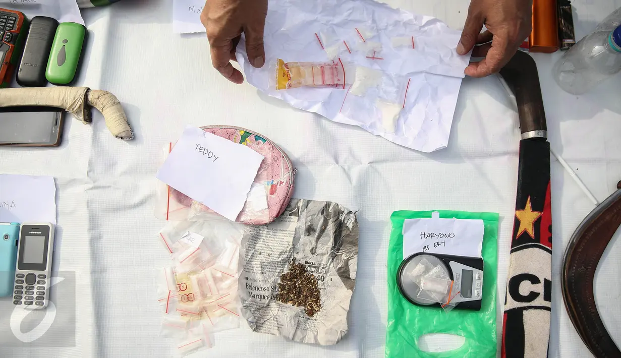 Barang bukti yang diamankan petugas Polres Jakut pada penggerebekan di Kampung Bahari, Tanjung Priok, Jakarta, Kamis (25/8). Polisi juga mengamankan puluhan orang yang diduga sebagai pengedar dan pengguna narkotika. (Liputan6.com/Faizal Fanani)