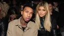 Tyga masih menjadi kekasih Kylie Jenner saat launching Kylie Cosmetics di November 2015. (Elle)