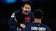 Pemain Paris Saint Germain (PSG) Lee Kang-in (teratas) merayakan bersama rekan satu timnya setelah mencetak gol ke gawang AC Milan pada pertandingan sepak bola Grup F Liga Champions di Stadion Parc des Princes, Paris, Prancis, Rabu (25/10/2023). (AP Photo/Thibault Camus)