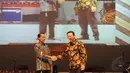 Jokowi saat berpamitan dengan Ahok di Istora Senayan, Jakarta, (16/10/14). (Liputan6.com/Herman Zakharia)