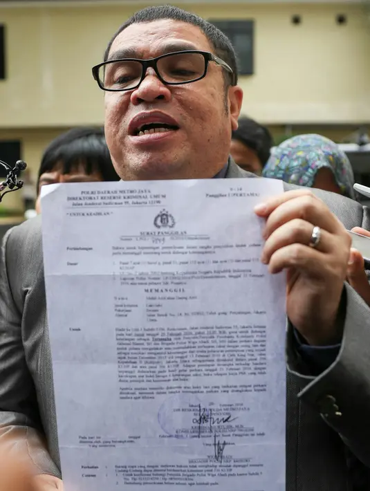 Pengacara Abdul Aziz, Razman Arif Nasution menunjukan surat pemanggilan Daeng Aziz, Jakarta, Rabu (24/2/2016). Aziz akan diperiksa terkait bisnis prostitusi serta keberadaan minuman keras dan ratusan senjata tajam di kafenya. (Liputan6.com/Yoppy Renato)