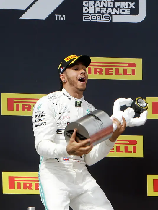 Ekspresi pebalap Mercedes Lewis Hamilton saat memegang trofi juara setelah menjuarai F1 GP Prancis 2019 di Sirkuit Paul Ricard, Minggu (23/6/2019). Hamilton tampil dominan dan menjadi juara F1 GP Prancis 2019. (AP Photo/Claude Paris)