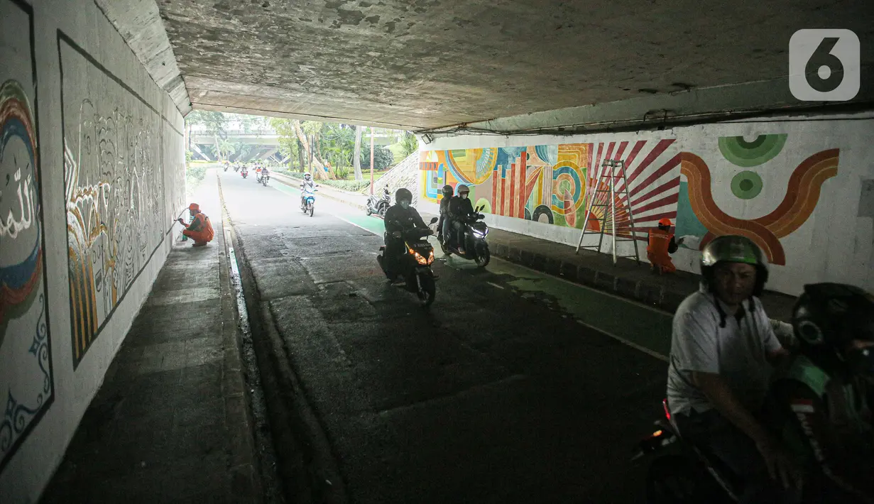 Kendati sedang ada pengerjaan mural, arus lalu lintas di lokasi tersebut tidak terganggu dan tetap lancar. (Liputan6.com/Faizal Fanani)