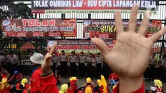 Buruh yang tergabung dalam Gerakan Buruh Bersama Rakyat (Gebrak) berdemonstrasi di depan Gedung DPR, Jakarta, Senin (13/1/2020). Massa menyuarakan penolakan mereka terhadap Omnibus Law Rancangan Undang-Undang Cipta Lapangan Kerja. (Liputan6.con/Johan Tallo)