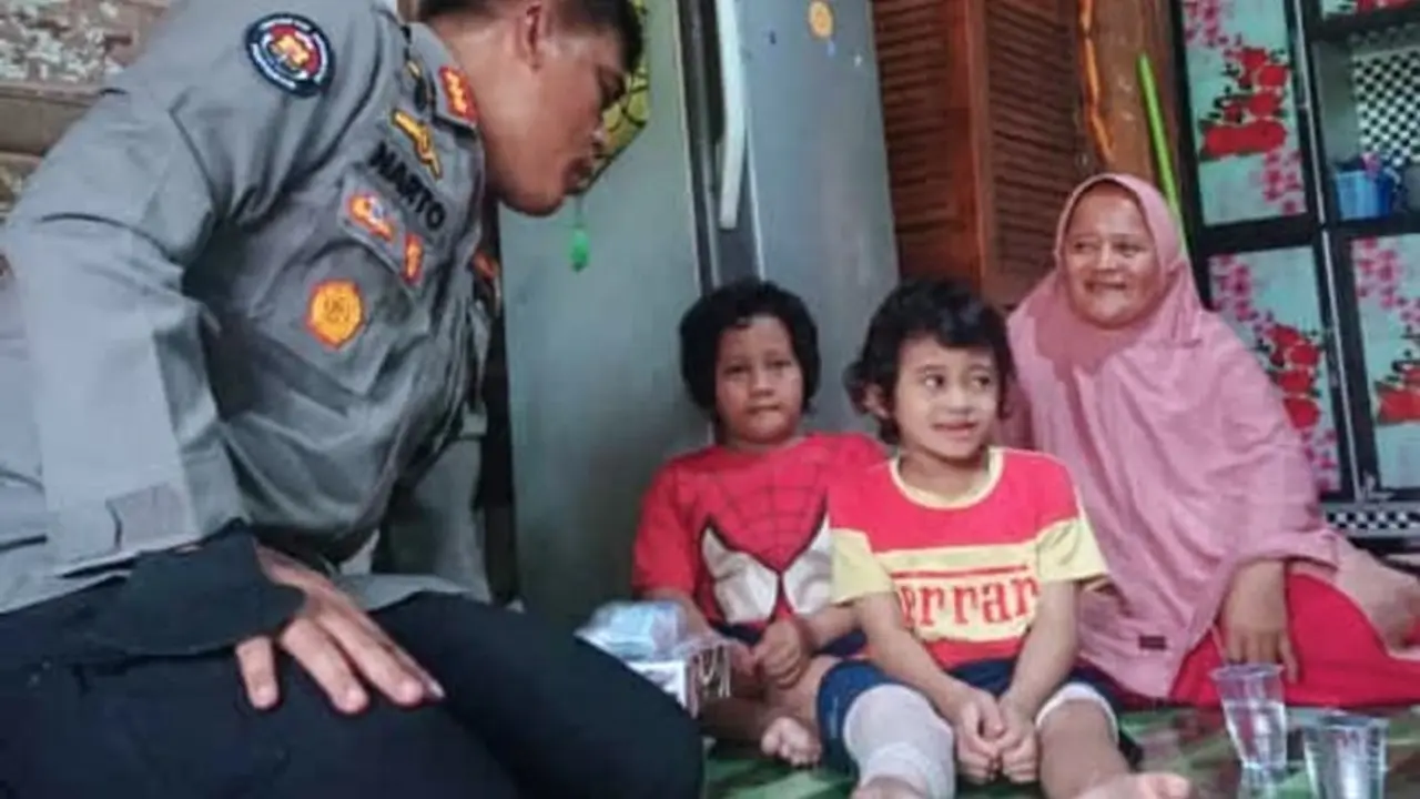 Kakak beradik penderita kerapuhan tulang di Pekanbaru tersenyum menyambut kedatangan personel Polda Riau dan jurnalis memberikan bantuan kursi roda.