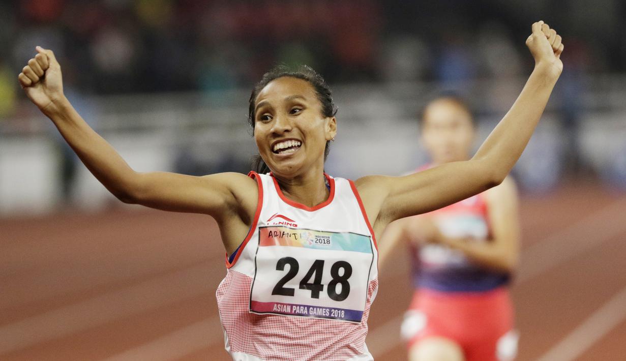 Pelari Indonesia, Ni Made Arianti, melakukan selebrasi usai finis di posisi ke dua di nomor lari 100M T13 pada Asian Para Games di SUGBK, Jakarta, Rabu (10/10/2018). Indonesia meraih memborong tiga mendali. (Bola.com/M Iqbal Ichsan)