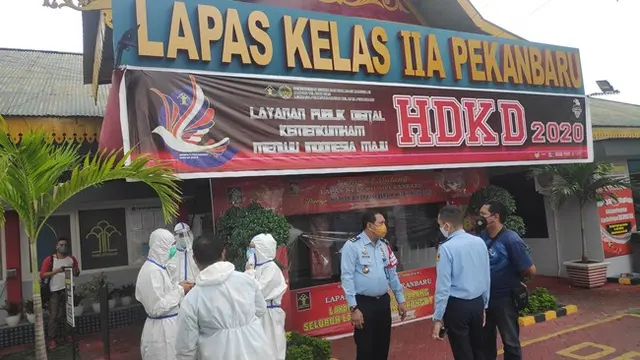 Petugas medis di Lapas Pekanbaru yang berjuang menyembuhkan Covid-19 dari warga binaan.