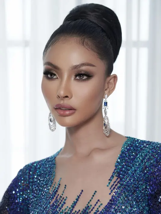 Kecantikan perempuan Indonesia dalam makeup nuansa glamor yang menonjolkan cantik eksotis (Foto: Instagram @andina_julie)