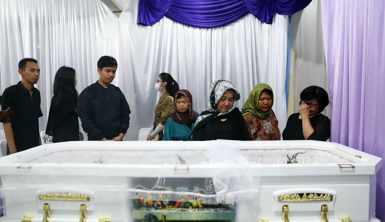 Jenazah Bartje Van Houten meninggal dunia pada Jumat (5/5/2017) siang di kawasan Sentul, Bogor, Jawa Barat. Rencananya jenazah akan dimakamkan di TPU Menteng Pulo, Jakarta Selatan pada Minggu 7 Mei 2017. (Nurwahyunan/Bintang.com)