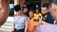 Polisi menunjukan Ujang pembunuh 2 jasad misterius di sungai Cimanuk akhir bulan lalu (Liputan6.com/Jayadi Supriadin)