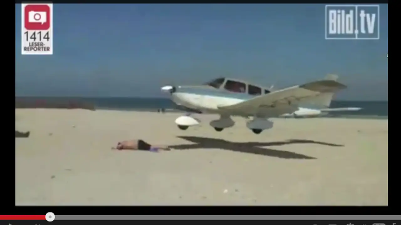 Video Ekstrem Pengunjung Pantai Nyaris Diserempet Pesawat
