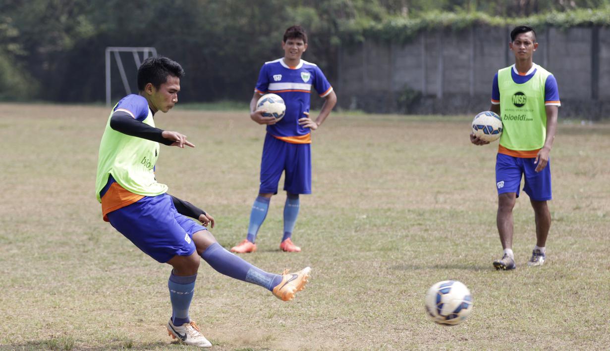 Pemain PBR, Bagas melatih tendangan pada latihan jelang Piala Jenderal Sudirman di Lapangan National Youth Training Center, Sawangan, Depok, Jawa Barat, Senin (2/11/2015). (Bola.com/Vitalis Yogi Trisna)