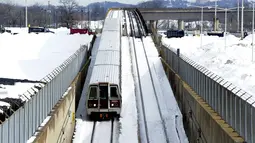 Kereta yang tertutupi salju di Washington,  Amerika Serikat (26/1/16). Badai ini menyebabkan kerugian miliaran dan menewaskan lebih dari 30 orang. (REUTERS/Gary Cameron)