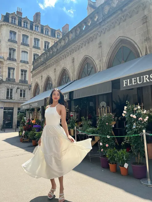 Gaun maxi yang panjangnya tepat di bawah lutut adalah tipe ideal. Ini akan membantu menonjolkan lekuk tubuh kamu sekaligus memberikan kamuflase pada perut yang kamu inginkan. [IG/@anyageraldine]