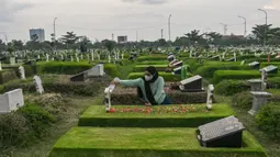 Setiap menjelang bulan suci Ramadan masyarakat muslim akan berbondong-bondong datangi pemakaman untuk melakukan ziarah kubur. (JUNI KRISWANTO/AFP)