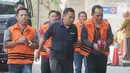 Petugas mengawal empat tersangka akan menjalani pemeriksaan oleh penyidik di gedung KPK, Jakarta, Kamis (26/9/2019). Mereka terlibat berbagai kasus suap korupsi yang ditangani oleh KPK. (merdeka.com/Dwi Narwoko)