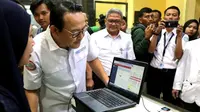 Direktur Utama BPJS Kesehatan Fachmi Idris saat melakukan pengecekan ke Klinik Hemodialisis Tidore, Jakarta Pusat, Senin (13/1/2020), terutama verifikasi sidik jari layanan cuci darah untuk peserta JKN. (Dok Humas BPJS Kesehatan)