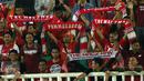 Suporter PSM Makassar membentangkan syal saat menyaksikan laga tim nya melawan PS TNI di lanjutan LIga 1 Indonesia di Stadion Pakansari, Cibinong, Kab Bogor, Senin (15/5). PSM Makassar kalah 1-2 dari PS TNI. (Liputan6.com/Helmi Fithriansyah)