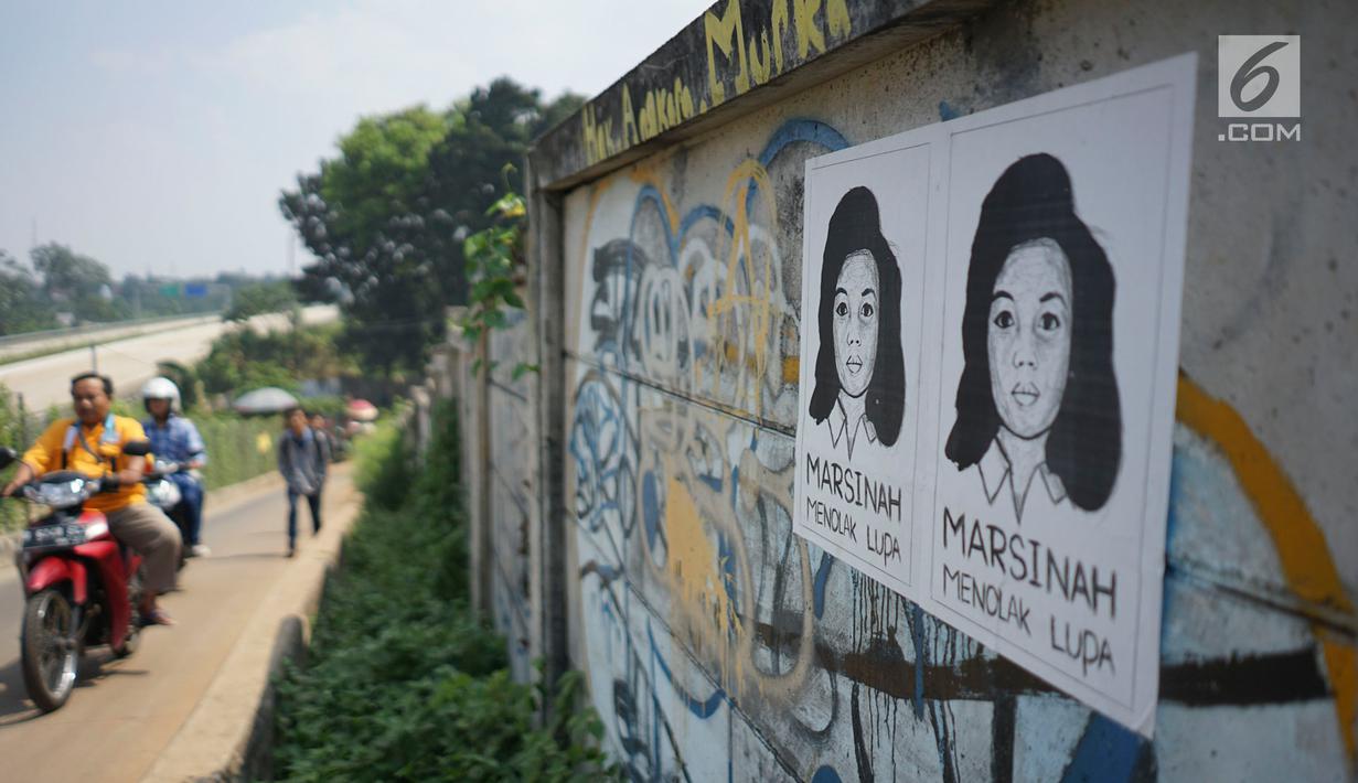 Poster bergambar aktivis Marsinah tertempel pada pagar di kawasan Beji, Depok, Jawa Barat, Selasa (18/6/2019). Poster tersebut mengingatkan masyarakat masih ada pekerjaan rumah pemerintah berupa pelanggaran HAM berat yang belum tuntas hingga kini. (Liputan6.com/Immanuel Antonius)