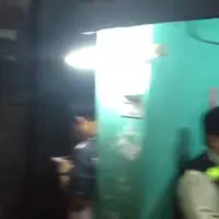 Warga disekitar kediaman Laila Sari memadati rumah duka untuk memberikan ucapan belasungkawa.