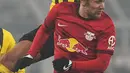 Gelandang Borussia Dortmund, Emre Can berebut bola dengan gelandang RB Leipzig, Emil Forsberg dalam laga pekan ke-23 Bundesliga atau Liga Jerman 2022/2023 di Signal Iduna Park, Sabtu (4/3/2023) dini hari WIB. Sementara tim tamu Leipzig hanya mencetak satu gol saja berkat aksi Emil Forsberg (74’). (AP Photo/Martin Meissner)