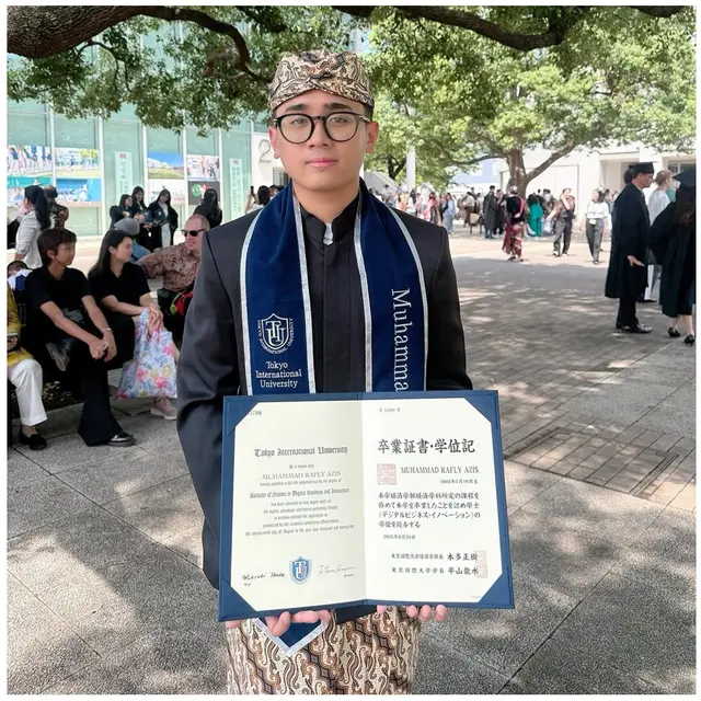 5 Potret Mulan Jameela Dampingi Putranya Wisuda di Jepang, Anggun Berkebaya