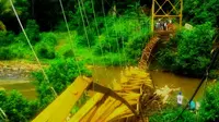 Hujan Badai dalam tiga hari terakhir mengakibatkan Jembatan Gantung di Bengkulu Utara Ambruk (Liputan6.com/Yuliardi Hardjo)