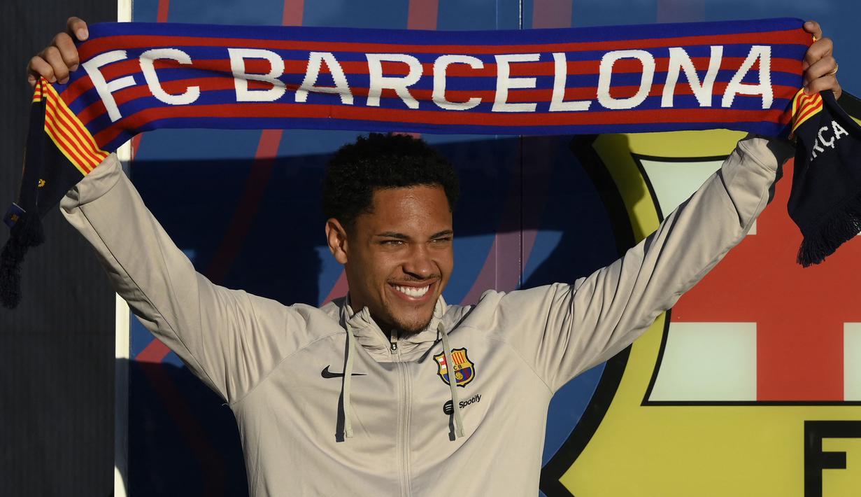 Perpindahan Vitor Roque dari klub Brasil, Athletico Paranaense ke Barcelona menjadi kesepakatan transfer termahal sebelum bursa transfer Januari 2024 resmi dibuka. Striker Brasil berusia 18 tahun tersebut didapatkan Barcelona dengan nilai transfer mencapai 40 juta euro atau setara Rp680 miliar dengan durasi kontrak selama 7,5 tahun hingga 30 Juni 2031. (AFP/Josep Lago)