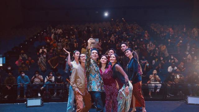 Suasana peluncuran trailer dan poster resmi KKN di Desa Penari extended version. (Foto: Dok. Instagram @manojpunjabimd)