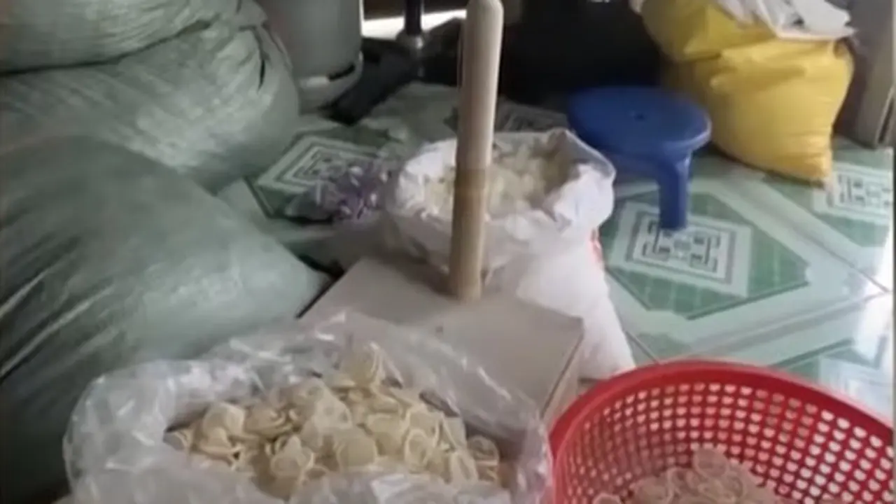 Kondom bekas didaur ulang dan dijual kembali secara ilegal di Vietnam Selatan