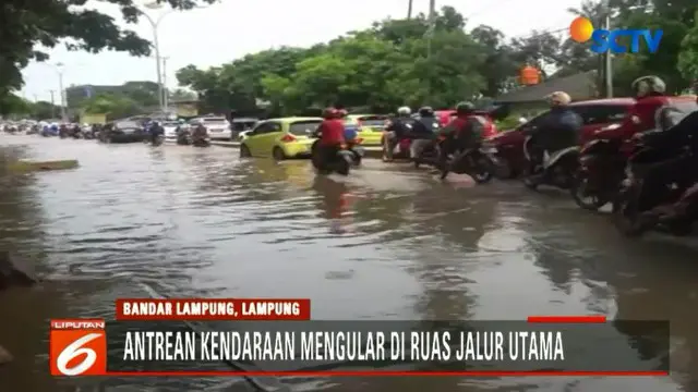 Ketinggian air yang mencapai 30 cm membuat antrean panjang kendaraan akibat pengendara yang harus mengurangi laju kendaraan.