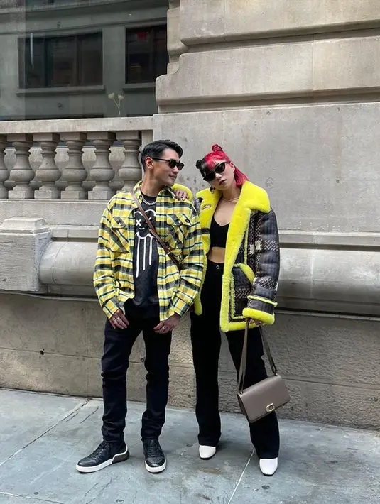 Isyana Sarasvati dan Afgan berpose menjelang pertunjukan Coach Spring/Summer 2023 di New York Fashion Week 2022. Isyana tampil kece menggunakan coat berwarna senada dengan kemeja kotak-kotak yang dikenakan Afgan. (Instagram/kanmogroup.fashion)