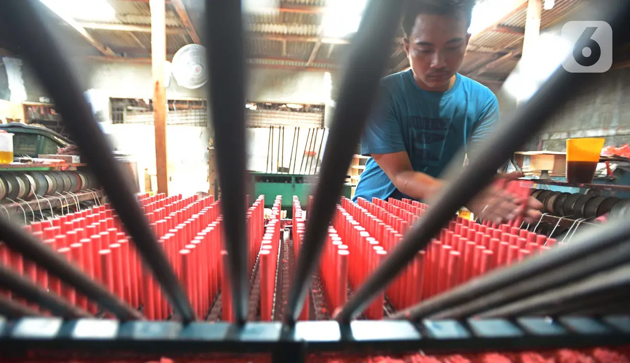 Pekerja menyelesaikan lilin menjelang perayaan Imlek 2022 di Teluk Naga Tangerang, Banten Minggu (16/1/2022). Tahun baru imlek 2022 jatuh pada tanggal 1 Februari 2022 merupaka tradisi yang dirayakan masyarakat Tionghoa seluruh dunia. (merdeka.com/Imam Buhori)