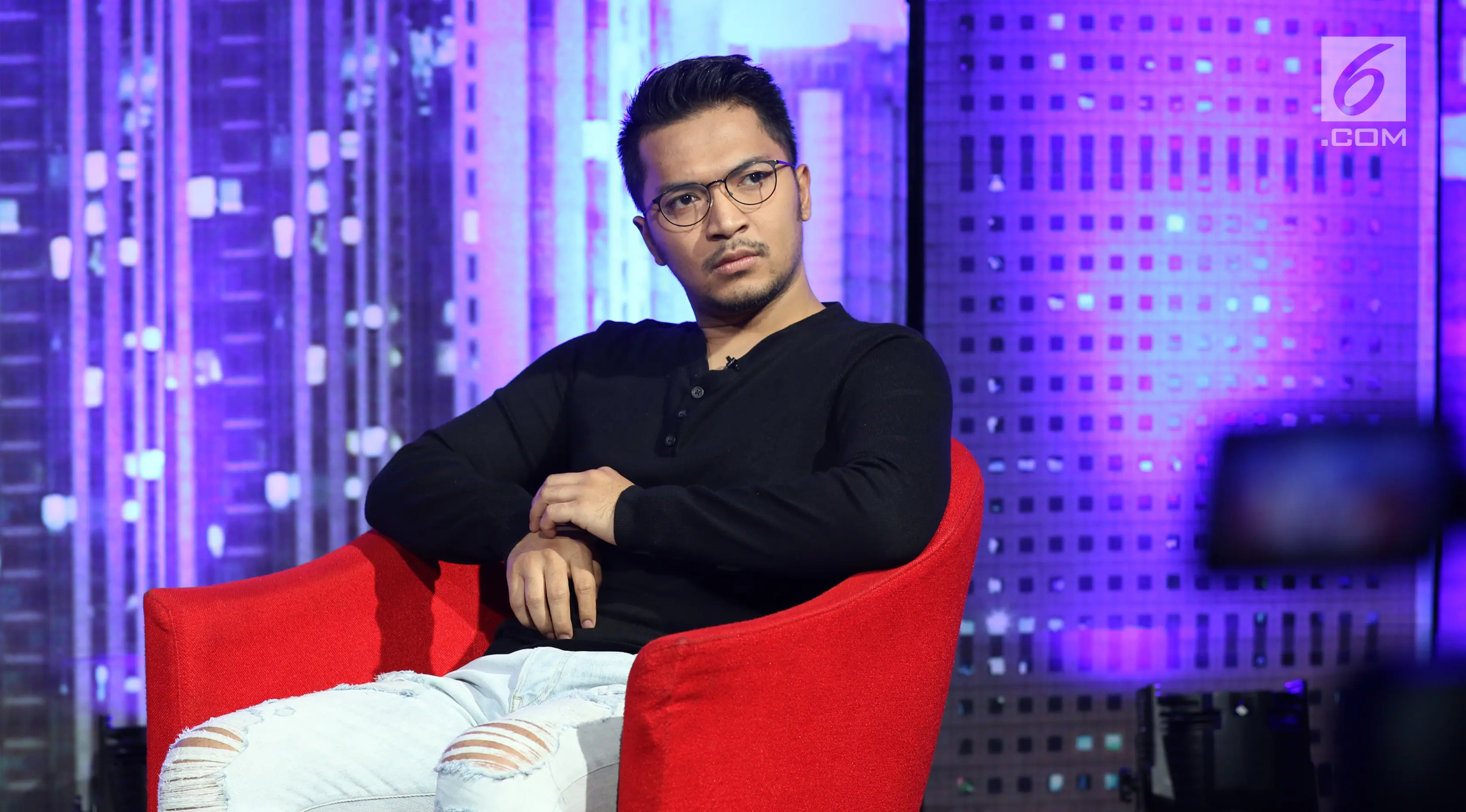 Penyanyi Ihsan Tarore saat menjadi bintang tamu dalam acara Dear Haters Liputan6.com di SCTV Tower, Jakarta (20/7). (Liputan6.com/Fatkhur Rozaq)