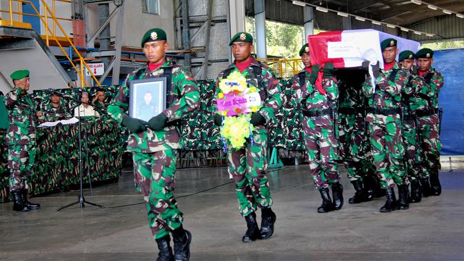 Tentara membawa peti jenazah rekan mereka yang tewas dalam serangan Kelompok Kriminal Bersenjata (KKB), Timika, Papua, (Kamis/12). Sersan Satu Handoko gugur dalam kontak senjata dengan KKB di Papua. (AP Photo/Mujiono)
