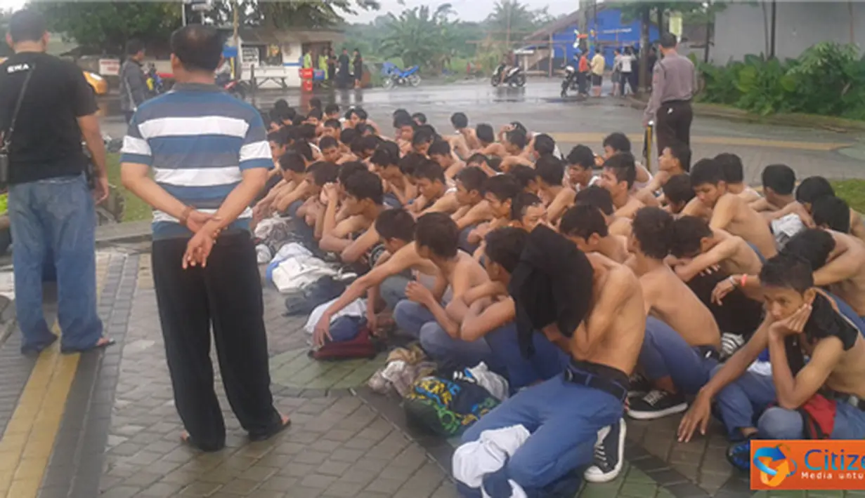 Citizen6, Bogor: Seorang Polisi sedang mengawasi para pelajar yang terlibat tawuran. 