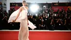 Model Stella Maxwell menghadiri karpet merah pemutaran perdana film 'The Room Next Door' pada Festival Film Venice ke-81 di Venice Lido, pada 2 September 2024. (Marco BERTORELLO / AFP)