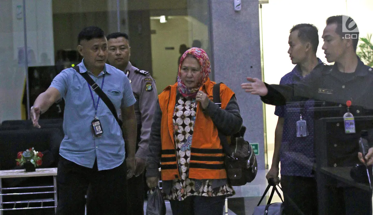 Panitera Pengganti PN Tangerang, Tuti Atika usai diperiksa di gedung KPK, Jakarta, Selasa (13/3). Tuti Atika berstatus tersangka bersama Hakim PN Tangerang Wahyu Widya Nurfitri, dua pengacara Agus Wiratno dan HM Saifudin. (Liputan6.com/Herman Zakharia)