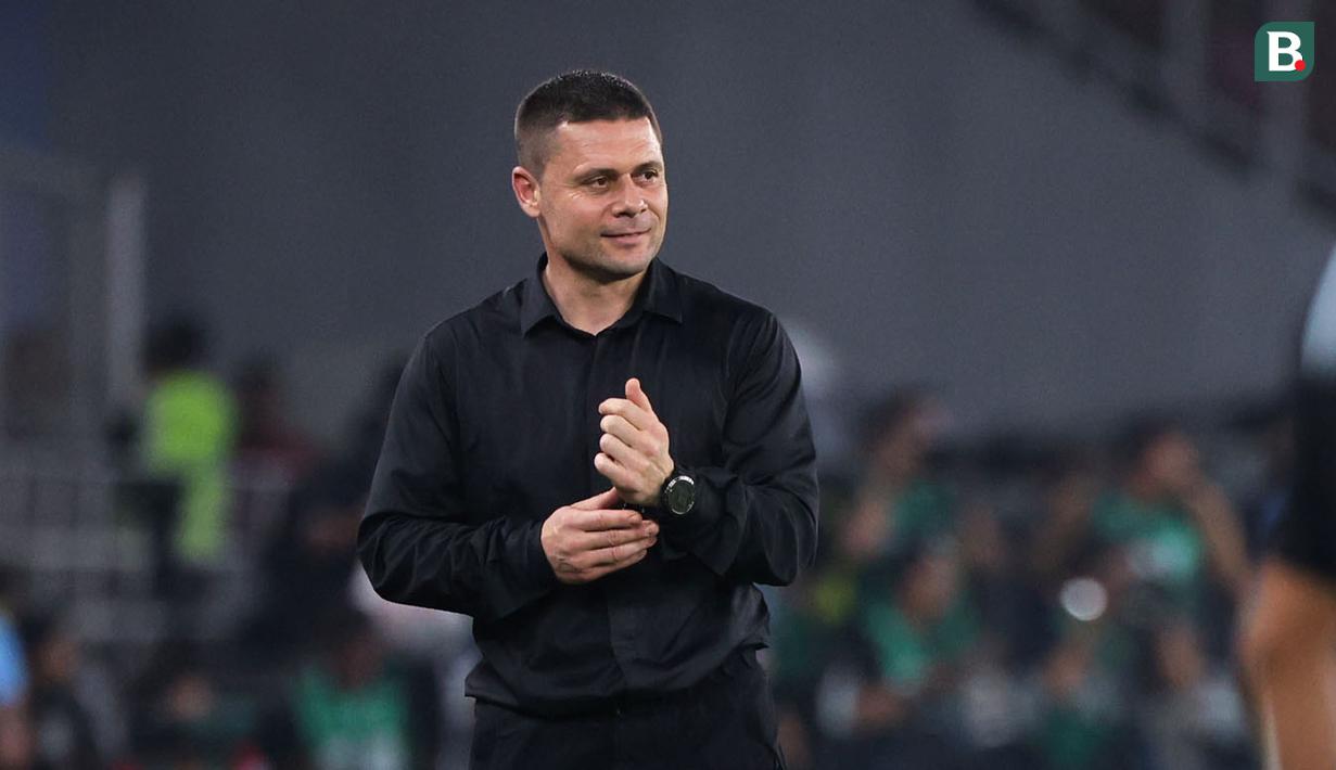 Pelatih Bulgaria, Aleksandar Dimitrov dalam laga final FIFA Series 2026 melawan Timnas Indonesia di Stadion Utama Gelora Bung Karno (SUGK), Senayan, Jakarta, Senin (30/03/2026). (Bola.com/Abdul Aziz)