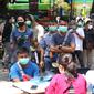 Warga antre menunggu untuk menjalani tes deteksi COVID-19 dengan metode GeNose C19 usai terjaring razia penggunaan masker di Kelurahan Sudimara Barat, Kota Tangerang, Kamis (27/5/2021). Tes tersebut untuk menekan penyebaran corona di wilayah tersebut. (Liputan6.com/Angga Yuniar)