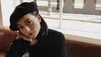 Topi menjadi salah satu fashion item yang tak boleh dilewatkan bagi wanita 29 tahun ini. Penampilan Lolita dengan topi baret berwarna hitam yang senada dengan busananya membuat ia terlihat menawan. (Liputan6.com/IG/lolitagustine)