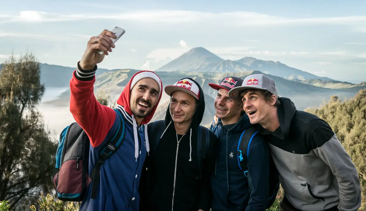 Tim Red Bull Skydive sempat ber-selfie ria di Puncak Penanjakan, Taman Nasional Bromo Tengger Semeru, Jawa Timur. 27 Februari 2015. (Red Bull Content Pool)