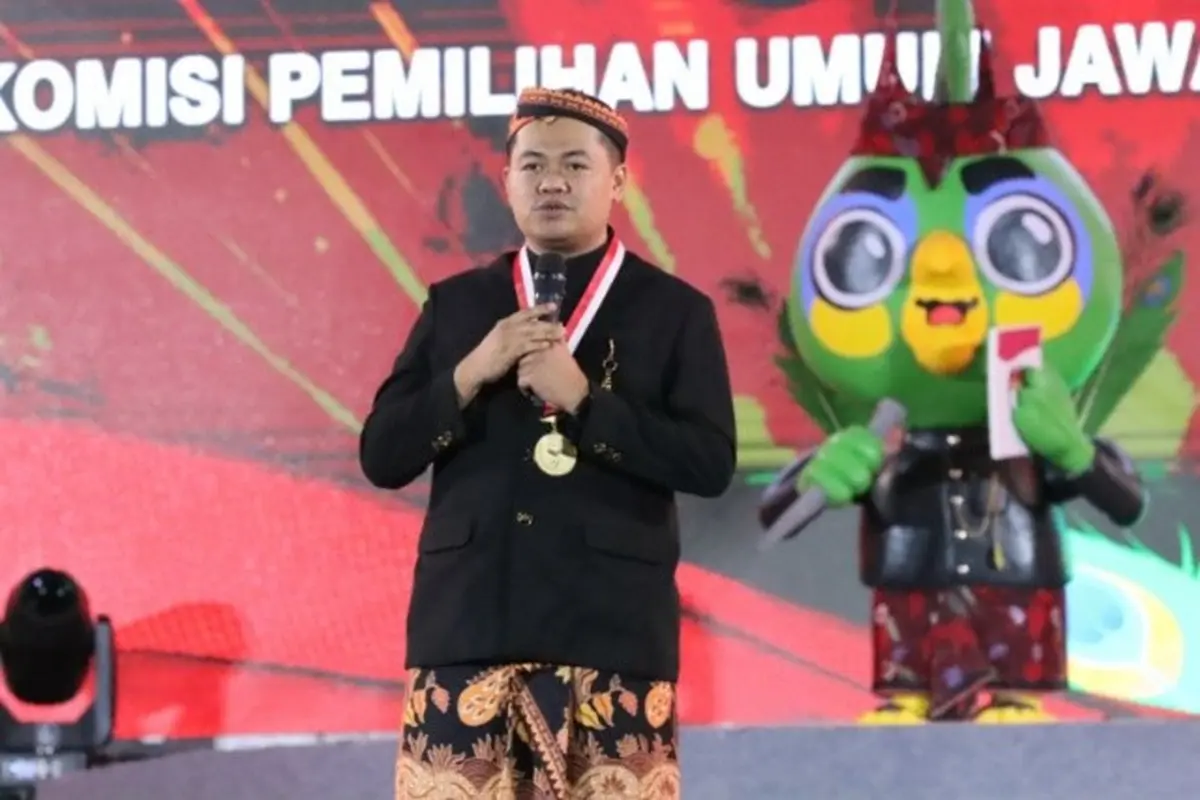Ketua KPU Jatim, Aang Kunaifi bersama maskot Pilgub Jatim. (Foto: Kominfo Jatim)